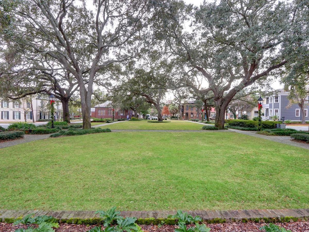 Broughton Deco Carriage Apartment Savannah Exterior photo